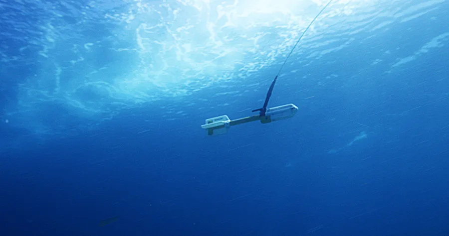 Magnetometer ditarik melintasi kolom air di belakang kapal survei