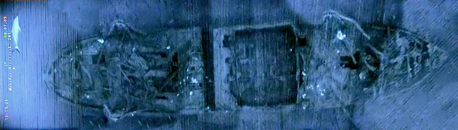 Citra side-scan sonar bangkai kapal