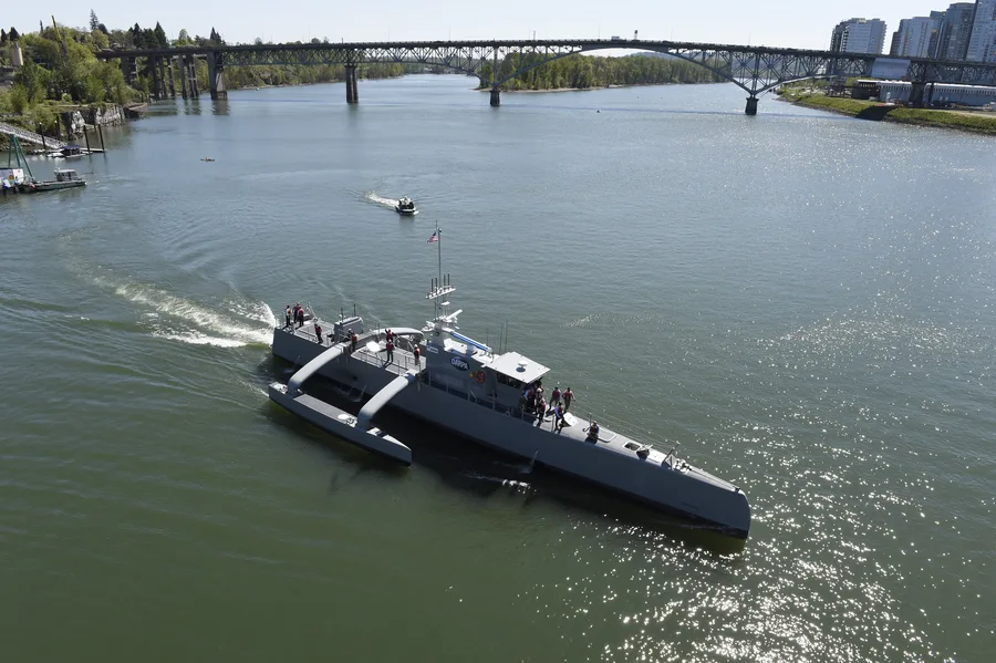Kapal permukaan tanpa awak Sea Hunter berlayar di Sungai Willamette setelah upacara peresmiannya tahun 2016