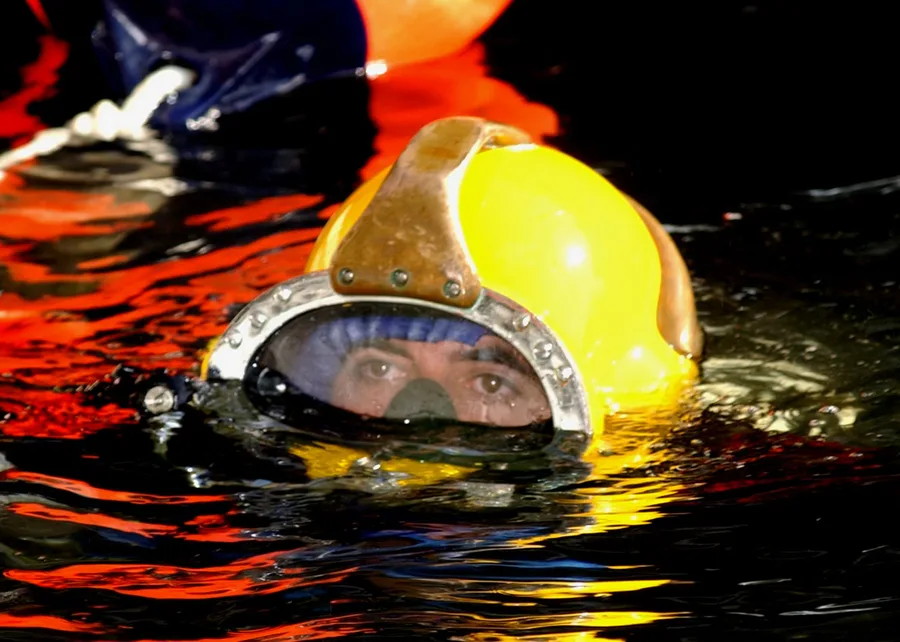 Penyelam Angkatan Laut AS dengan helm selam MK-21 bersiap turun untuk pekerjaan konstruksi bawah air