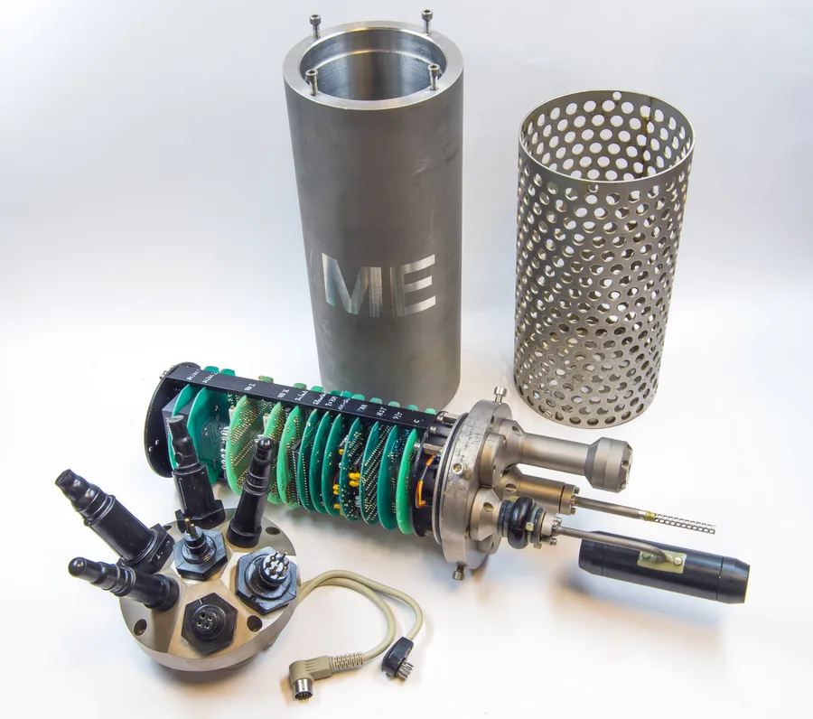 Instrumen CTD yang dibongkar menunjukkan sensor internal dan casing tahan tekanan