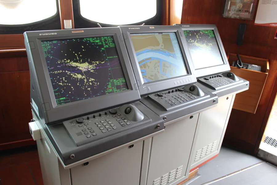 Anjungan kapal dengan peralatan ECDIS dan radar yang dioperasikan oleh personel navigasi dan survei bersertifikat
