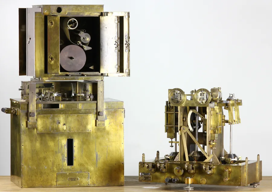 Apparatus gravimeter pendulum Vening Meinesz, dijuluki Gouden Kalf