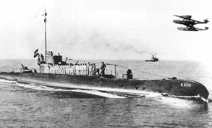 Kapal selam Angkatan Laut Kerajaan Belanda HNLMS K XVIII di permukaan, difoto 11 Juli 1935