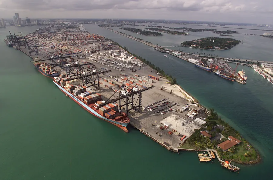 Foto udara terminal kontainer Pelabuhan Miami menunjukkan kompleksitas lalu lintas kapal di area pelabuhan