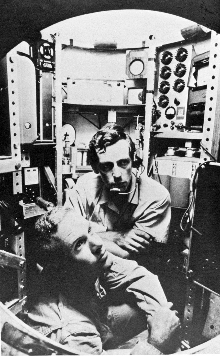 Letnan Don Walsh dan Jacques Piccard di dalam bathyscaphe Trieste, 1960