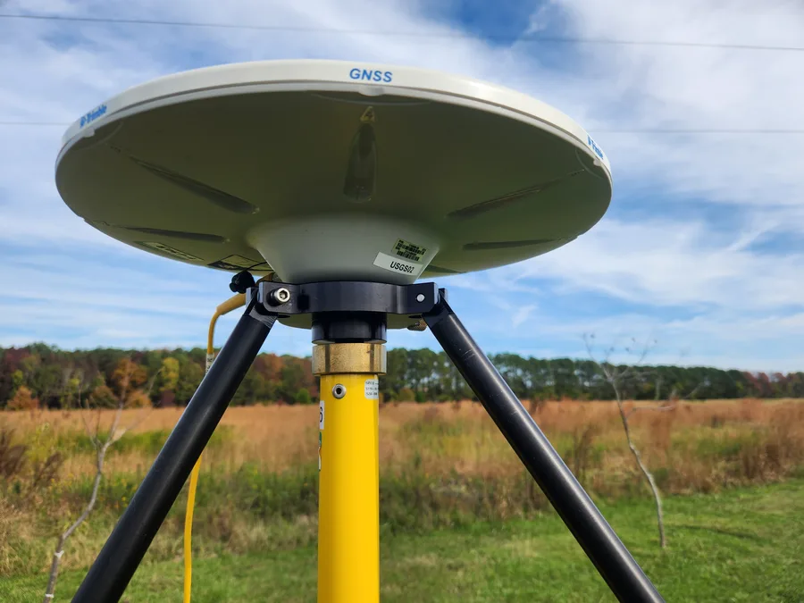Penerima GNSS dipasang di atas tripod untuk survei geodetik