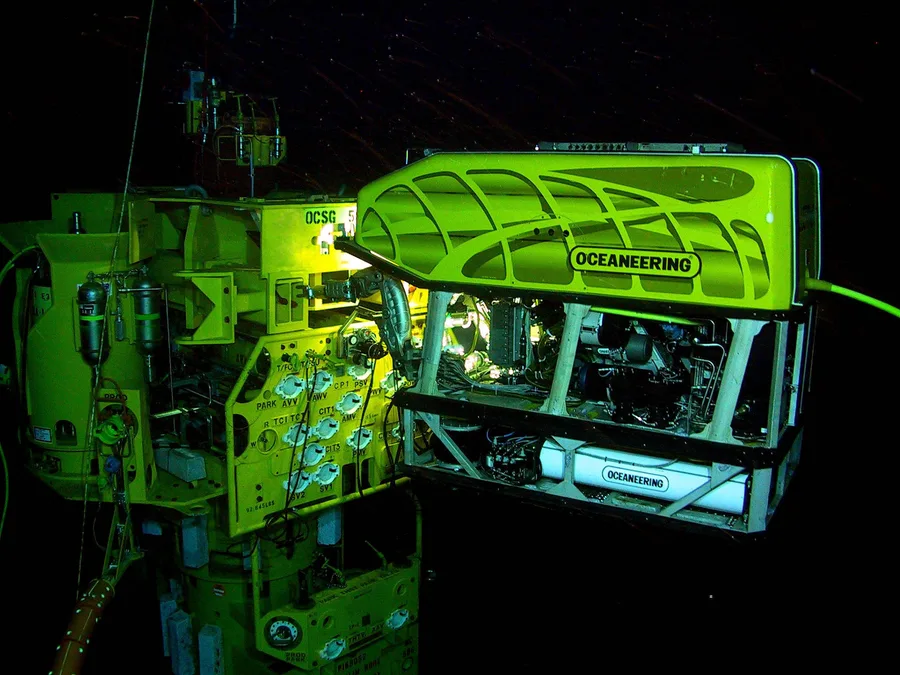 ROV melakukan pekerjaan inspeksi dan perawatan pada struktur bawah laut