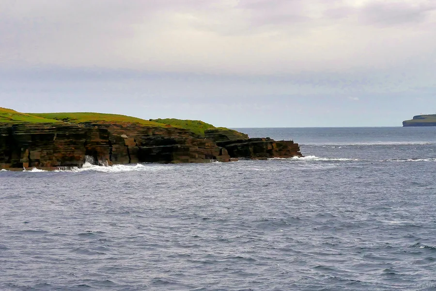 Pemandangan Pentland Firth ke arah Pulau Stroma, Skotlandia