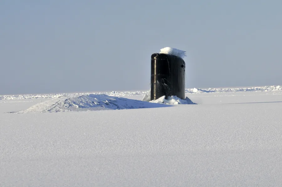 Kapal selam kelas Los Angeles USS Annapolis menembus es Arktik saat Ice Exercise 2009